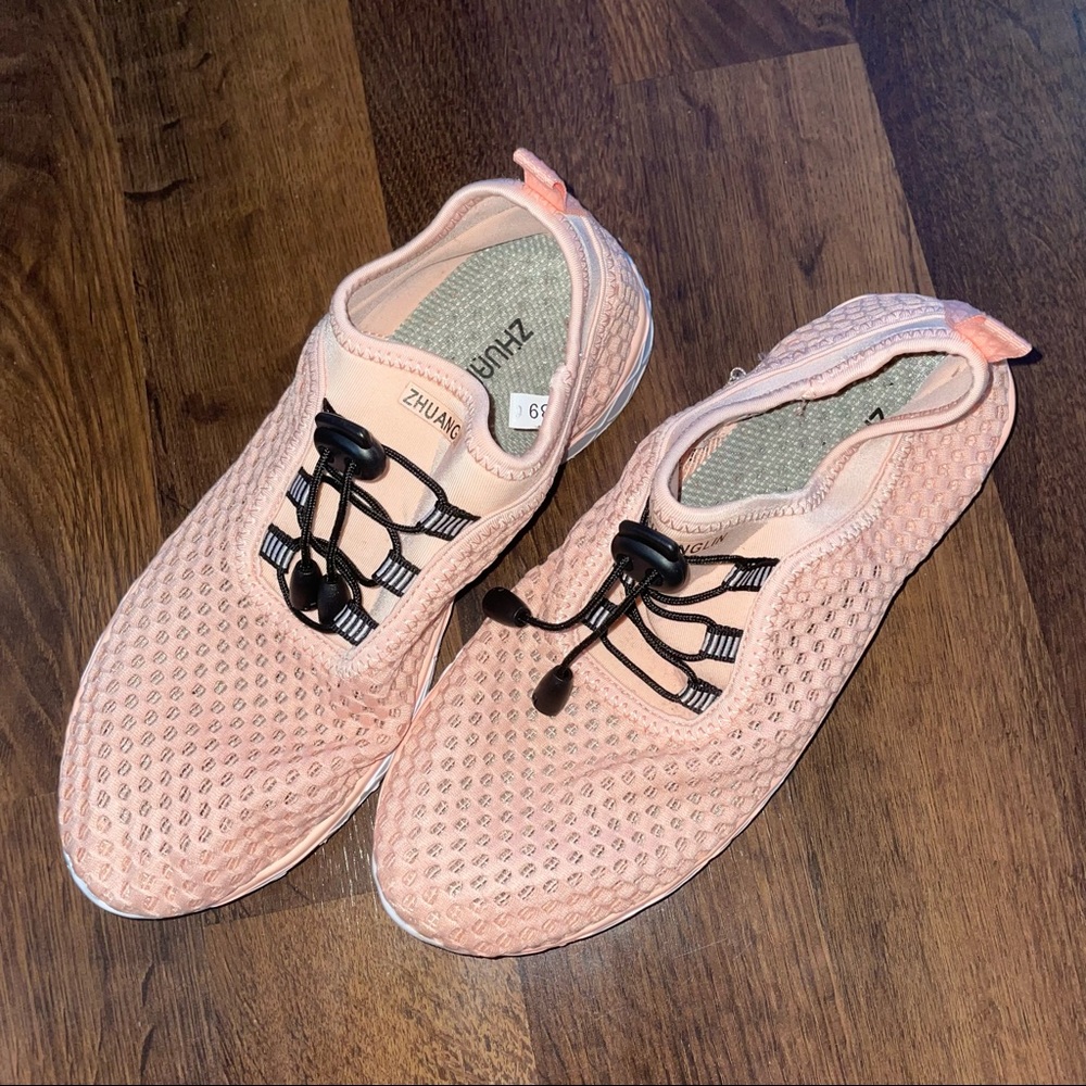 NWOT - Zhuanglin Athletic Shoe